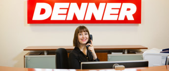 Lächelnde Frau in der Verwaltung am Telefon Lächelnde Frau in der Verwaltung am Telefon